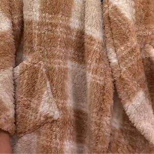 Berkshire Wearable Double Sided Black/Gray Sherpa Throw 
NWT ❄️☕️🎄